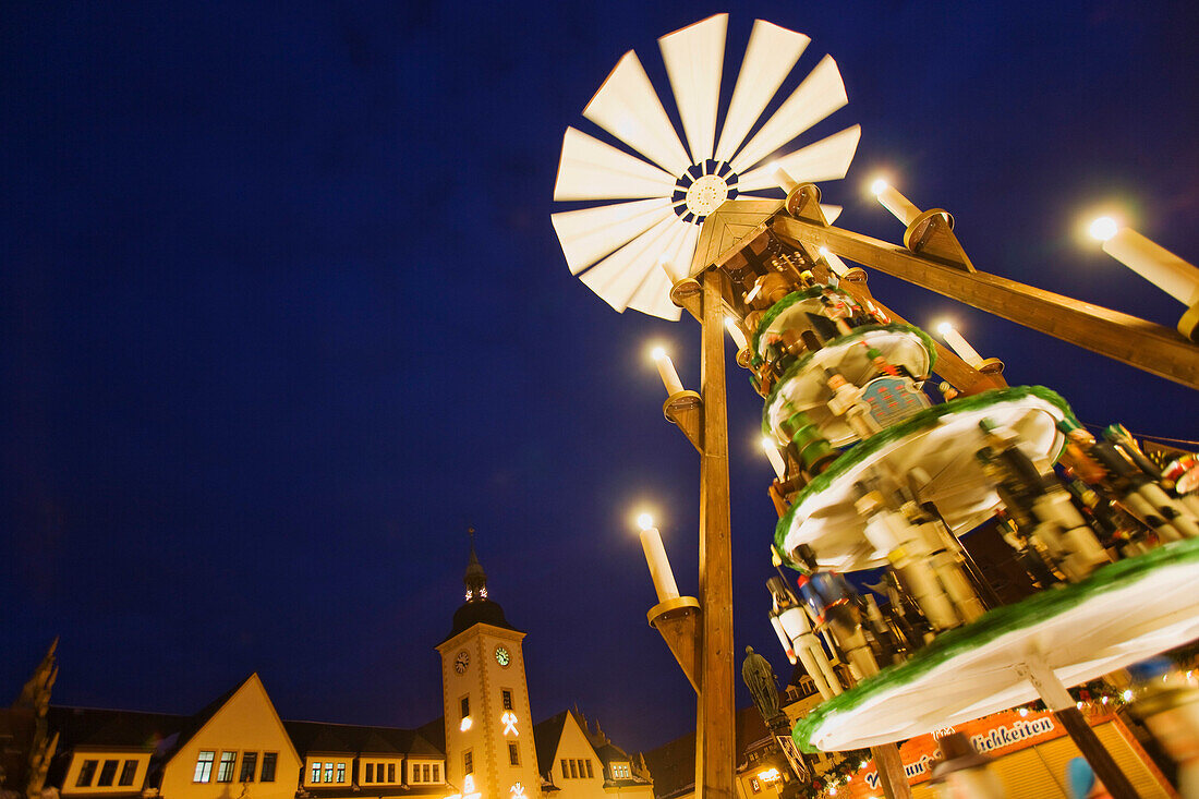 Weihnachtspyramide auf dem Weihnachtsmarkt, Freiberg, Erzgebirge, Sachsen, Deutschland