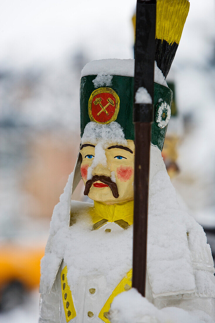 Schneebedeckte Bergmannfigur, Erzgebirge, Sachsen, Deutschland