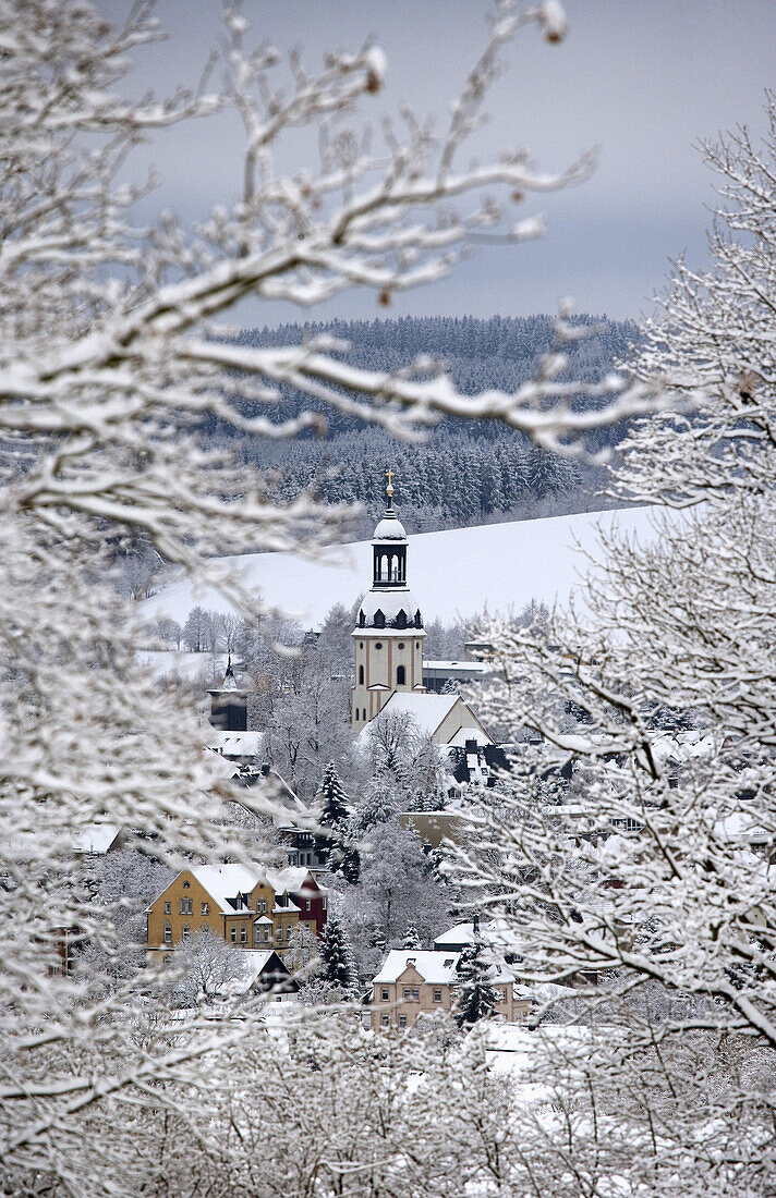 Stadtansicht mit Kirche St. Ulrich im Winter, Schlettau, Erzgebirge, Sachsen, Deutschland