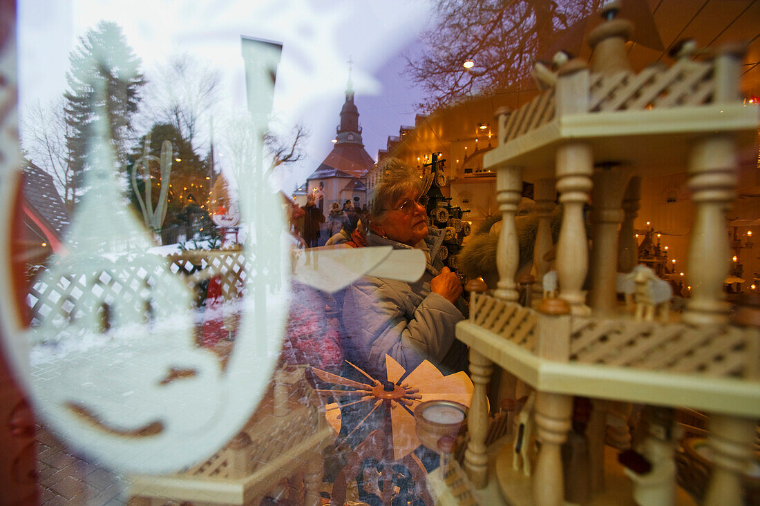 Customers in a handicraft shop, Seiffen, Ore mountains, Saxony, Germany