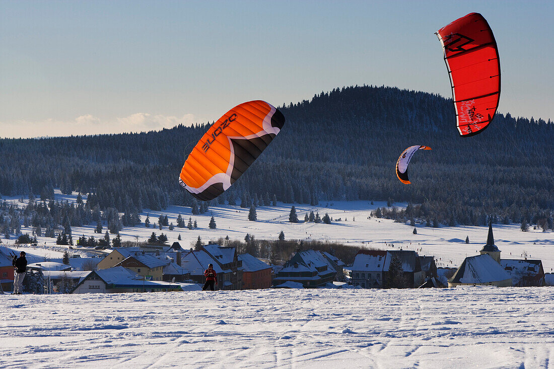 Snowkiting am Fichtelberg, Erzgebirge, Sachsen, Deutschland