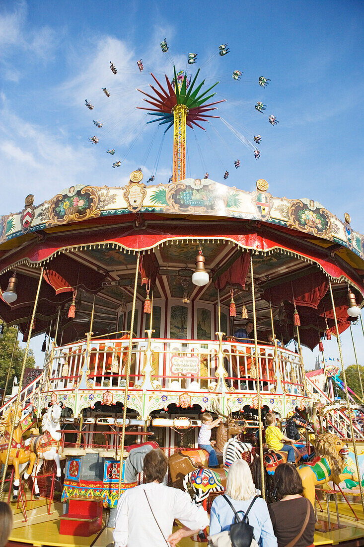 Kinderkarussell auf dem Oktoberfest, München, Bayern, Deutschland