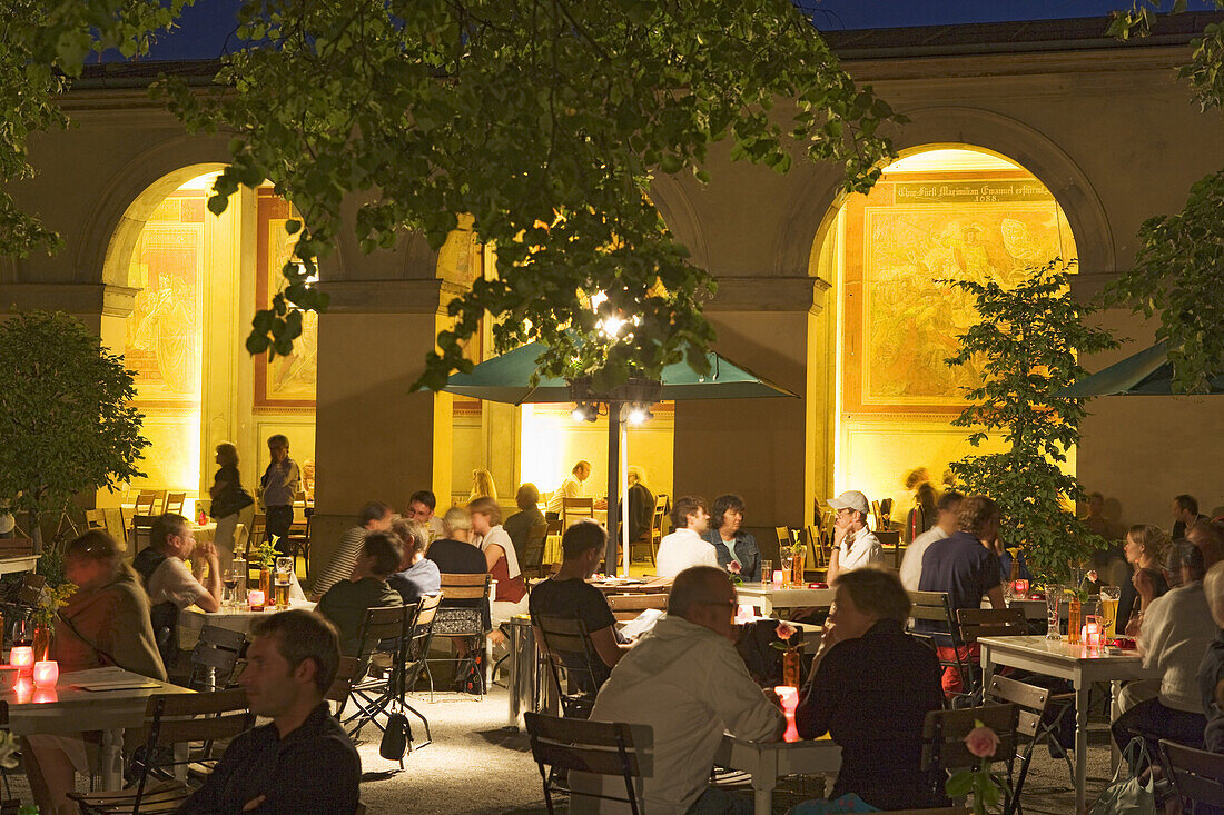 Gäste im Café Tambosi im Hofgarten am Abend, München, Bayern, Deutschland