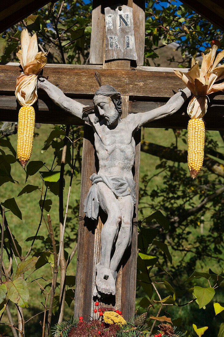 Kruzifix mit Maiskolben, Südtirol, Trentino-Alto Adige, Italien