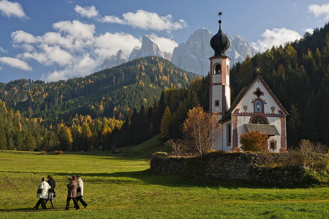 St. Johann in Ranui mit den Geislerspitzen, Villnößtal, Trentino-Alto Adige, Italien