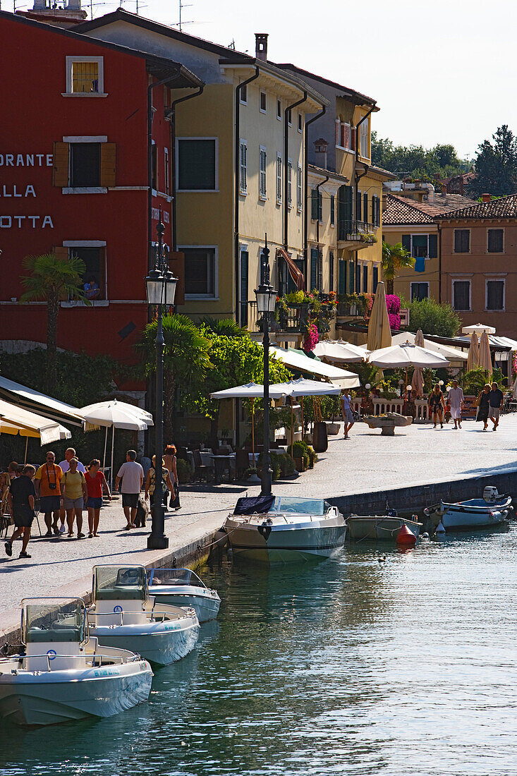 Hafen bei Lazise, Gardasee, Provinz Verona, Veneto, Italien