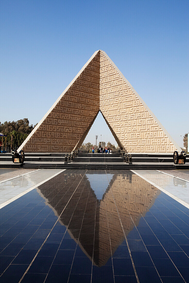 Grab von Sadat mit dem Mahnmal für den unbekannten Soldaten unter blauem Himmel, Stadtteil Heliopolis, Kairo, Ägypten, Afrika
