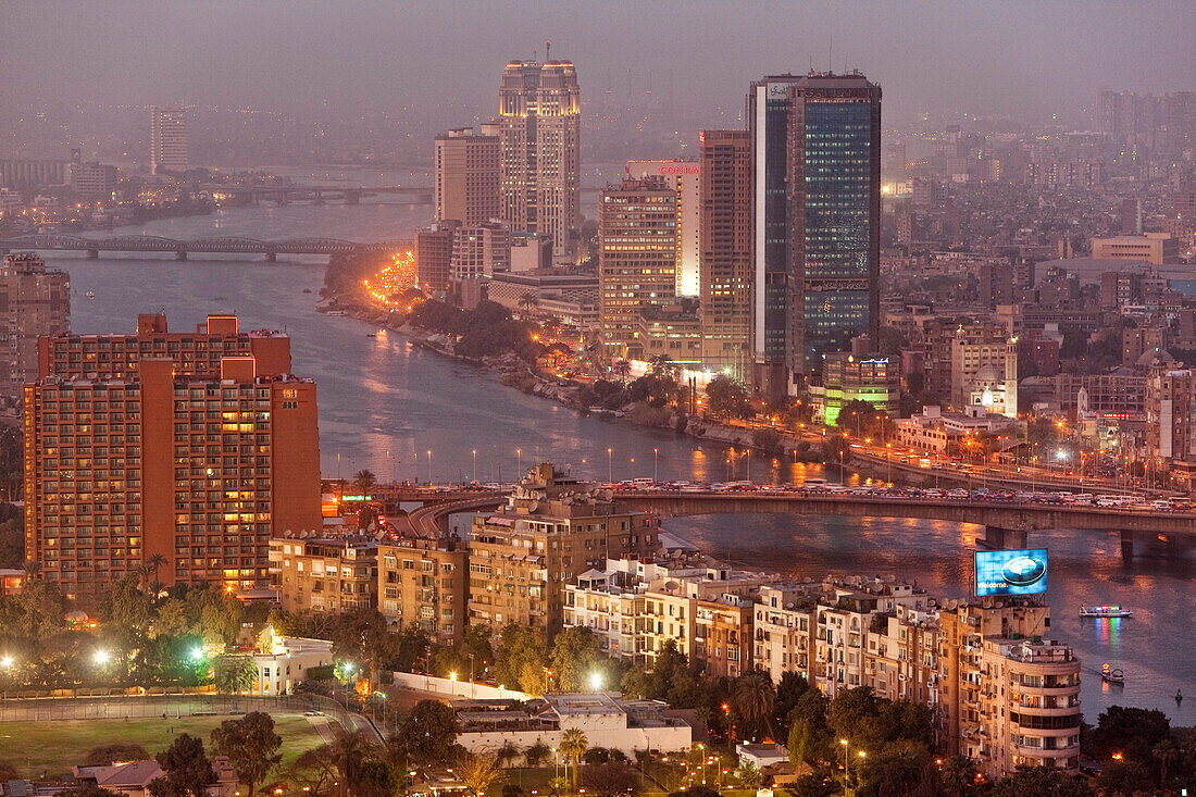 Blick auf die Hochhäuser des Stadtteils Zamalek auf der Insel Gezira am Abend, Kairo, Ägypten, Afrika