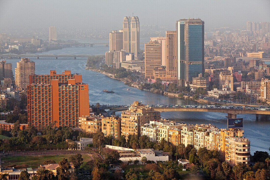 Blick auf die Hochhäuser des Stadtteils Zamalek auf der Insel Gezira, Kairo, Ägypten, Afrika
