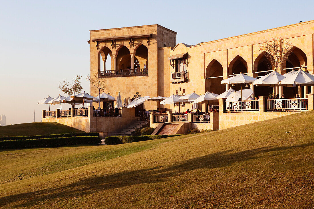 Sonnenschirme auf der Terrasse des Hilltop Restaurant im Al Azhar Park, Kairo, Ägypten, Afrika