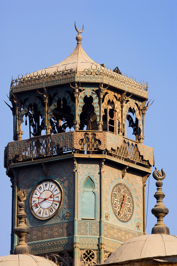 Uhrenturm der Mohammed Ali Moschee vor blauem Himmel, Kairo, Ägypten, Afrika