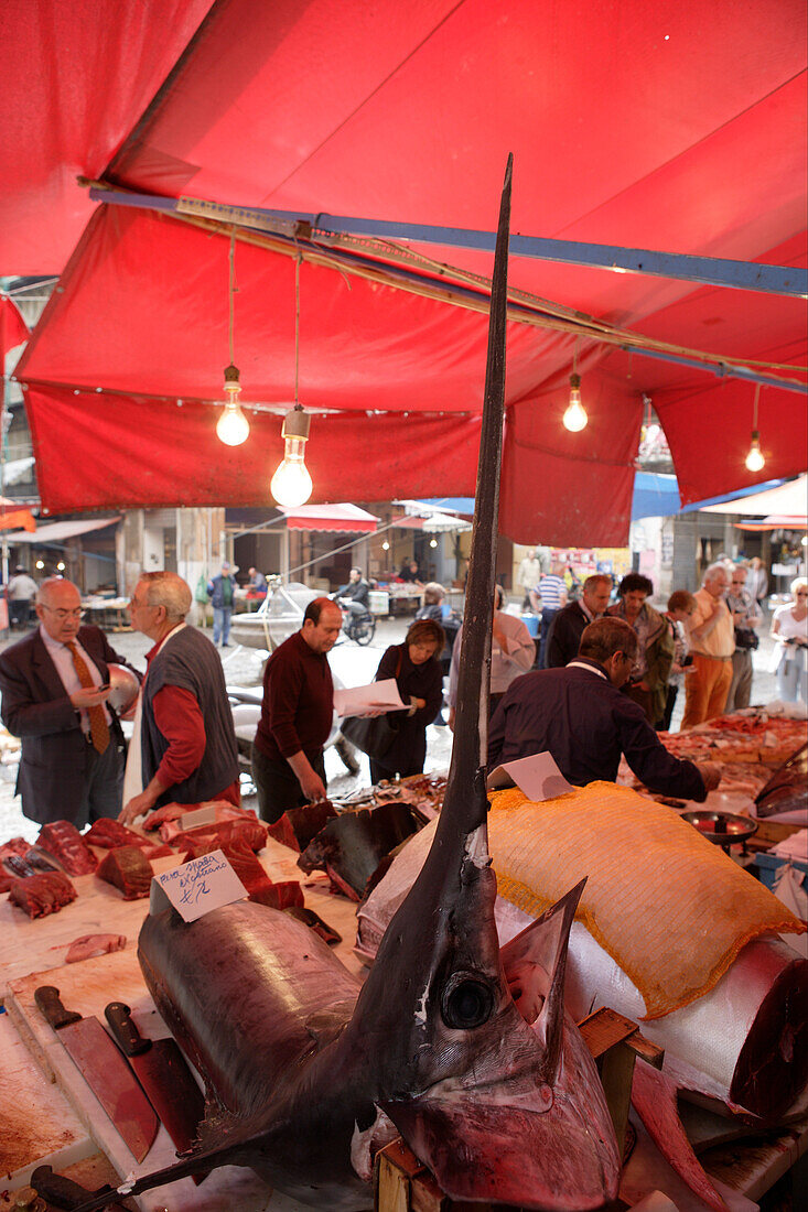 Menschen an einem Fischstand auf einem Markt, Palermo, Sizilien, Italien, Europa