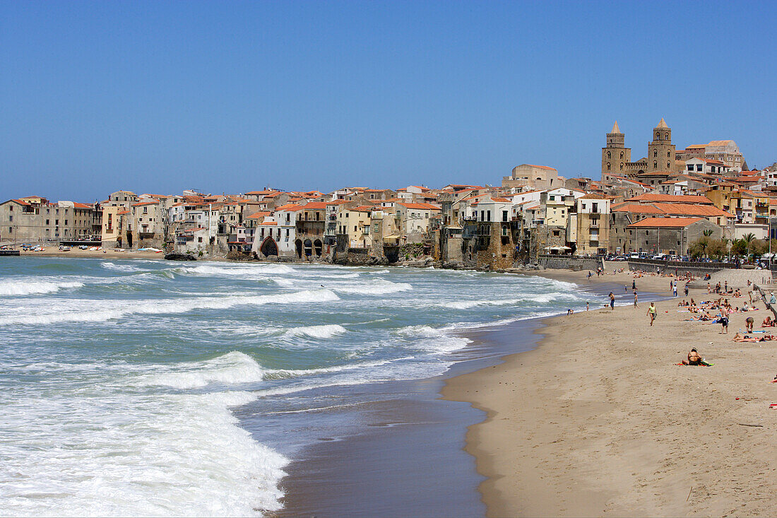 Blick auf Strand und die Stadt Cefalu am Wasser, Sizilien, Italien, Europa