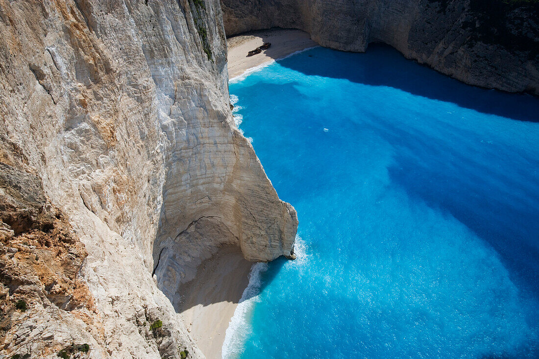 Blick von oben auf den Shipwreck Strand im Sonnenlicht, Zakynthos, Ionische Inseln, Griechenland, Europa