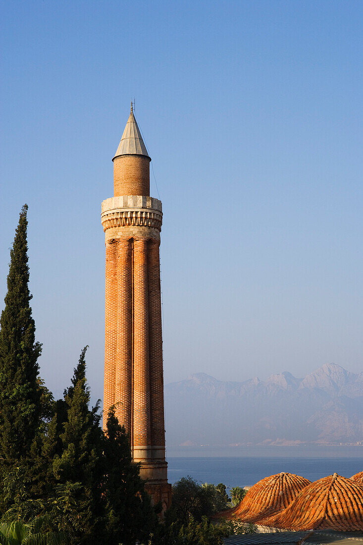 Yivli Minarett in der Altstdt im Sonnenlicht, Antalya, Türkei, Europa