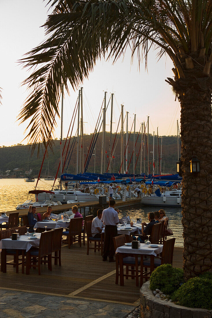 Restaurant am Yachthafen in der Abenddämmerung, Fethiye, Türkei, Europa