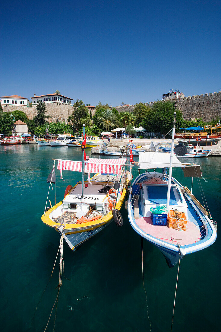 Boote, Hafen und Stadtmauer unter blauem Himmel, Antalya, Türkei, Europa
