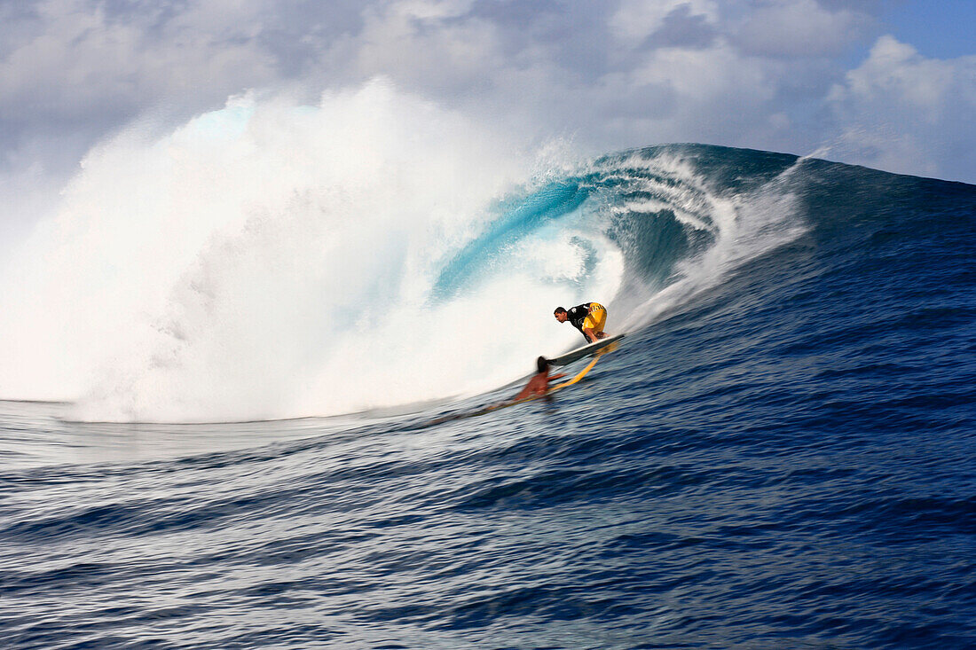 Blick auf eine hohl brechende Welle mit einem Surfer, Teahupoo, Tahiti, Französisch Polynesien, Süd Pazifik