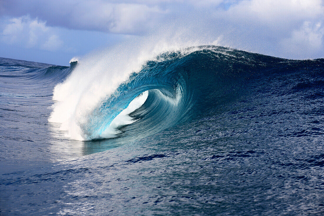 Blick auf eine hohl brechende Welle, Teahupoo, Tahiti, Französisch Polynesien, Süd Pazifik