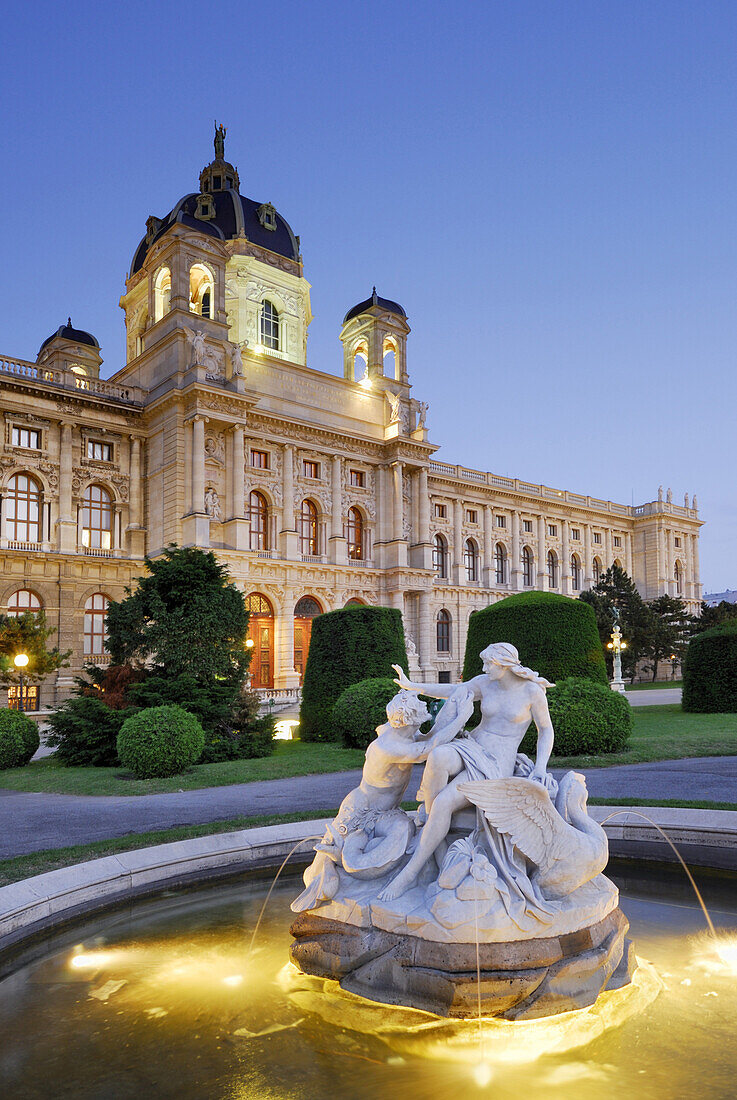 Beleuchteter Brunnen vor dem Kunsthistorischem Museum, Wien, Österreich