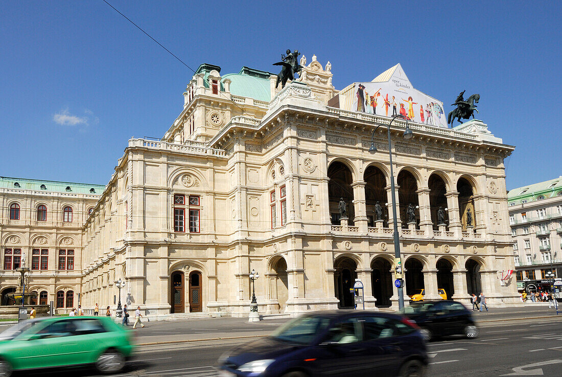 Blick über befahrene Straße auf die Staatsoper, Wien, Österreich
