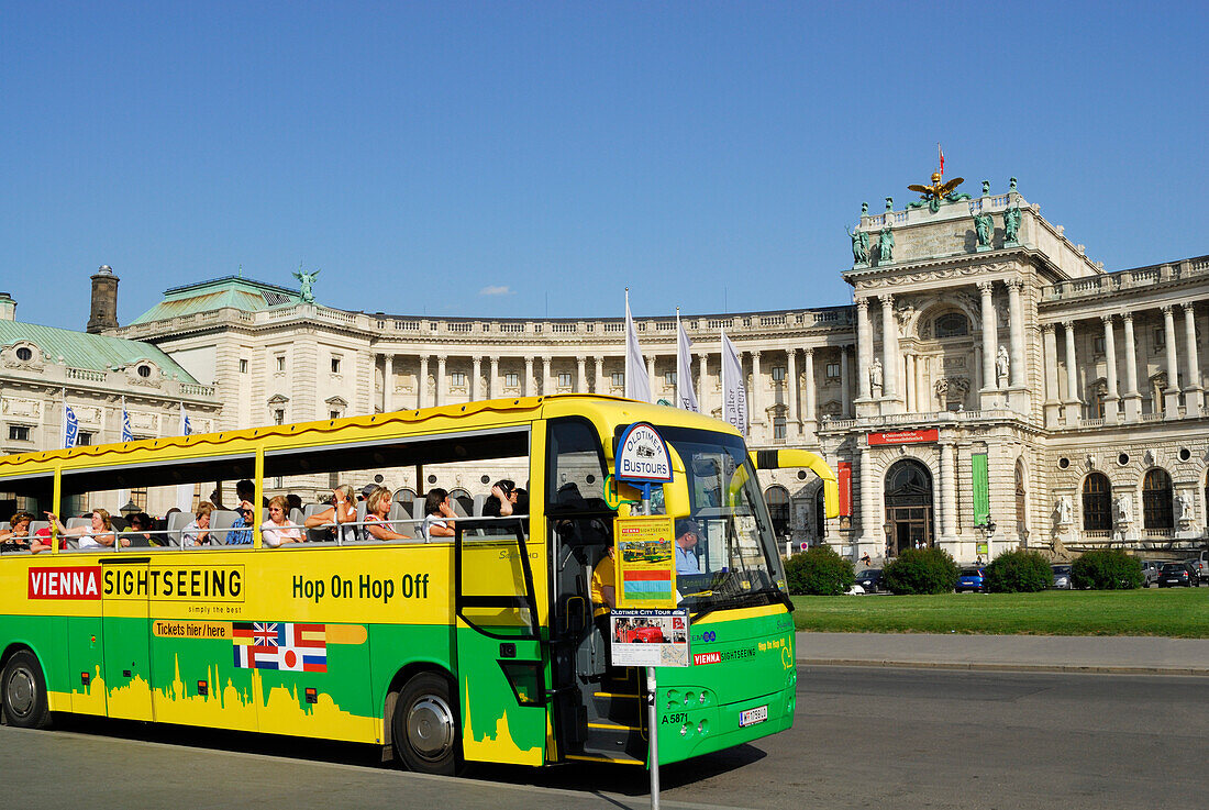 Touristen bei einer Stadtrundfahrt, Hofburg, Wien, Österreich