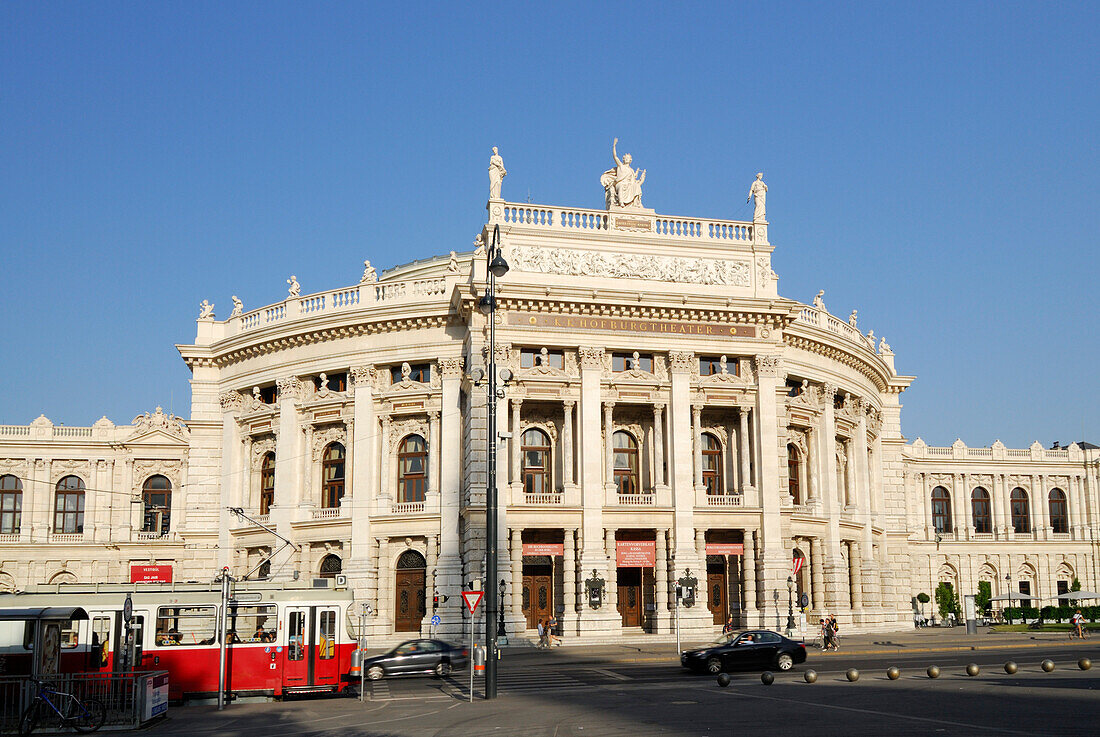 Trambahn vor dem Burgtheater, Wien, Österreich