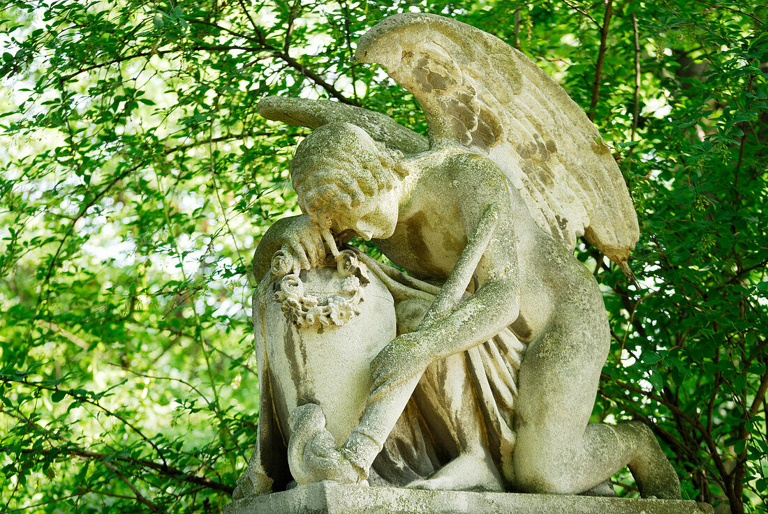 Engelstatue auf einem Friedhof, Wien, Österreich