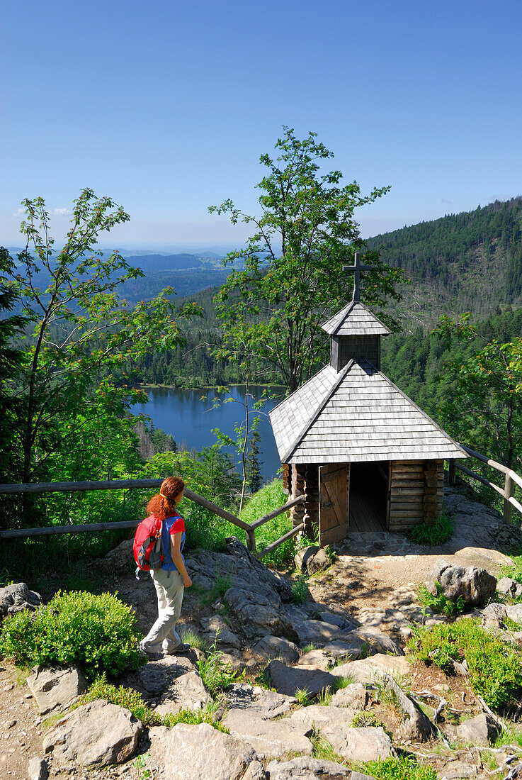 Frau erreicht Rachelkapelle über dem Rachelsee, Nationalpark Bayerischer Wald, Niederbayern, Bayern, Deutschland