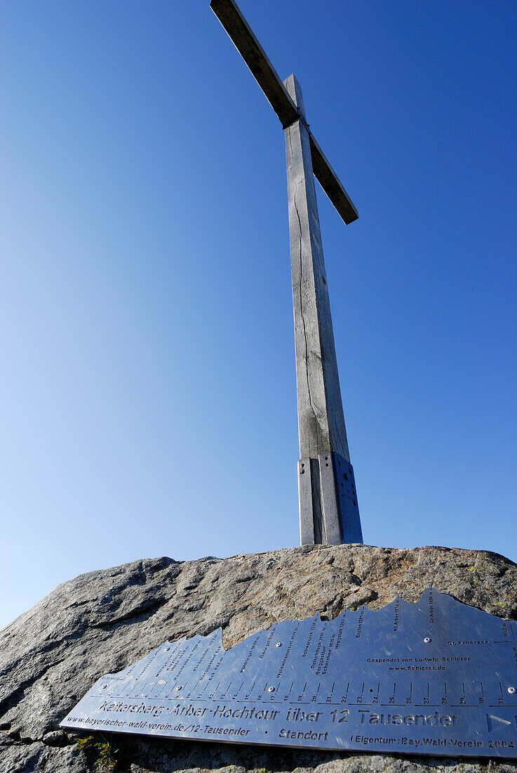 Gipfelkreuz mit Panoramatafel, Großer Arber, Nationalpark Bayerischer Wald, Niederbayern, Bayern, Deutschland