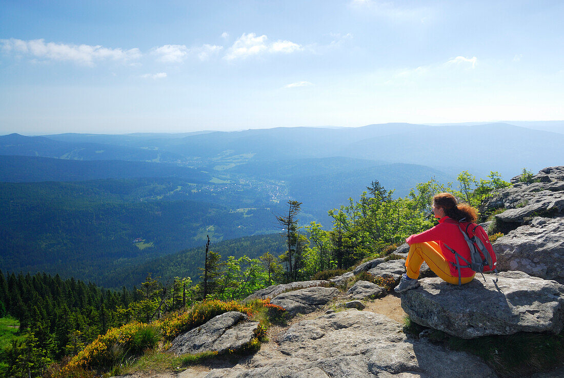 Frau genießt Ausblick von einem Gipfel, Großer Arber, Nationalpark Bayerischer Wald, Niederbayern, Bayern, Deutschland