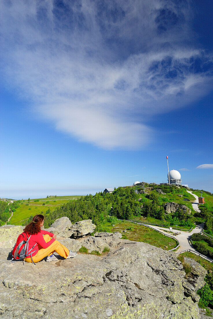 Frau sitzt auf einem Felsen, Großer Arber, Nationalpark Bayerischer Wald, Niederbayern, Bayern, Deutschland