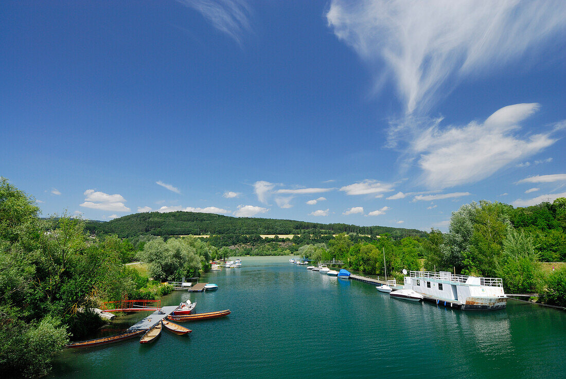 Boote auf der Erlauf, Pöchlarn, Niederösterreich, Österreich