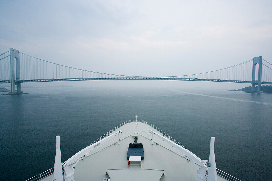 Vorschiff, Bug des Kreuzfahrtschiffes, Queen Mary 2 verläßt New York City, Verrazano Narrows Bridge, USA