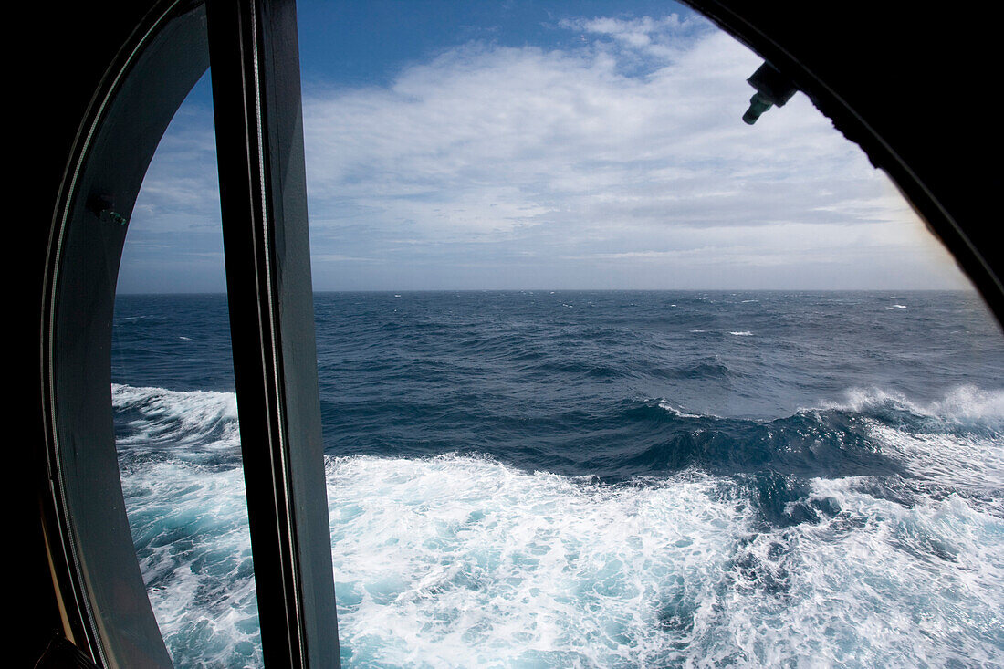 Blick auf den Atlantik und Wellen, Bullauge, Kreuzfahrtschiff Queen Mary 2