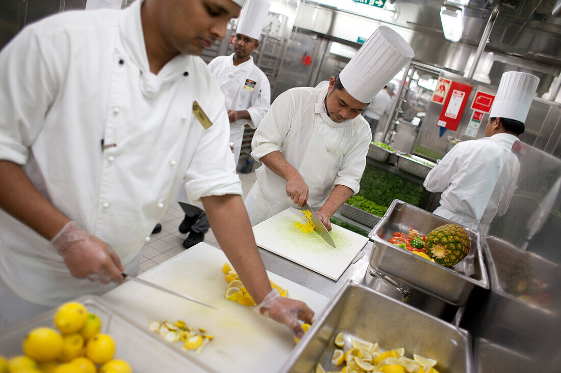 Köche in der Großküche, Gemüse kochen, Kreuzfahrtschiff, Queen Mary 2