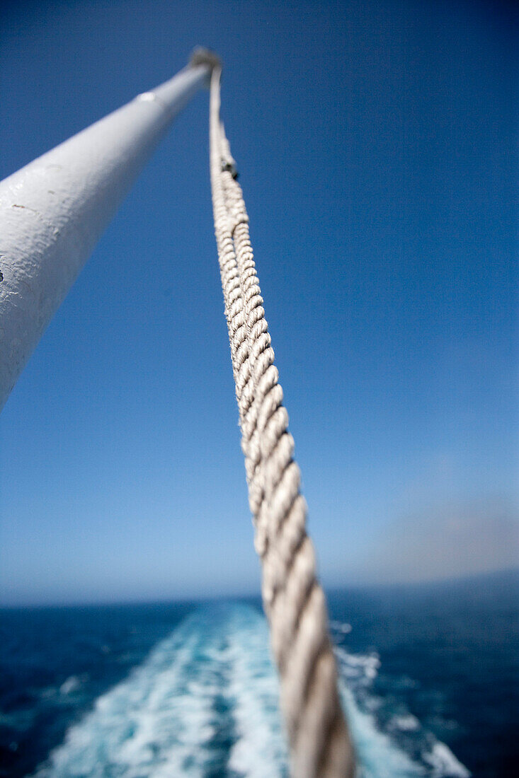 Fahnenmast am Heck, Kielwasser, Kreuzfahrtschiff, Queen Mary 2, Transatlantik, Nordatlantik, Atlantik