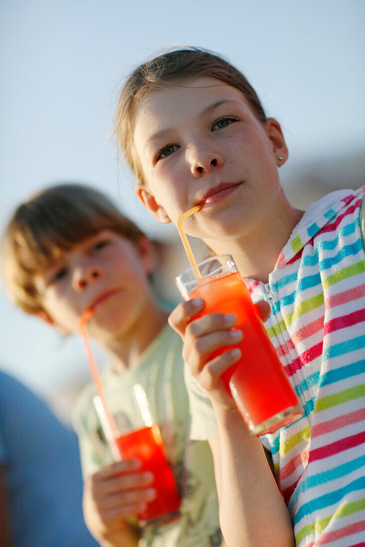 Mädchen und Junge mit Fruchtsaft, Formentera, Balearen, Spanien