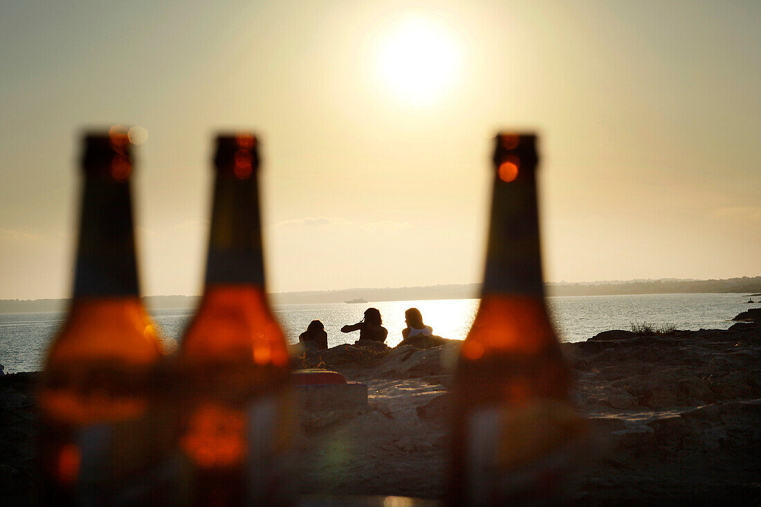 Bierflaschen, 3 Leute am Strand, Pirata Bus Strandbar, Formentera, Balearen, Spanien