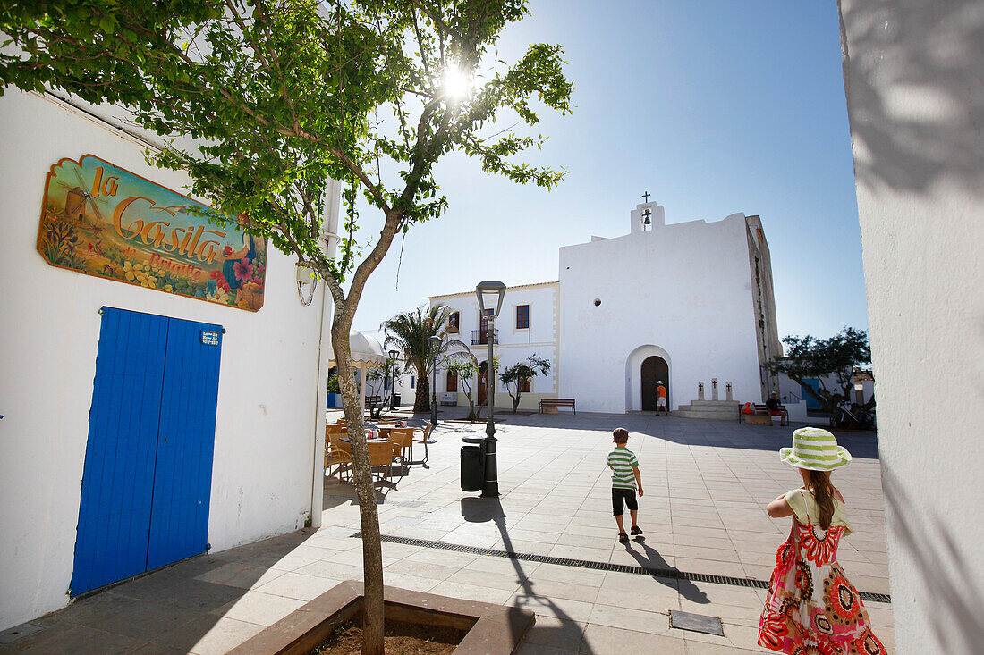 Kirchplatz mit Kirche, Sant Francesc, Formentera, Balearen, Spanien