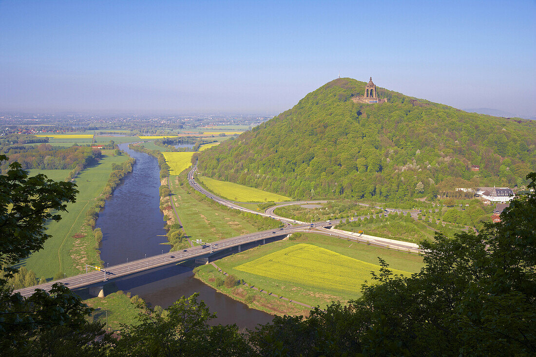 Blick über Weser auf Wittekindsberg mit Kaiser-Wilhelm-Denkmal, Porta Westfalica, Nordrhein-Westfalen, Deutschland