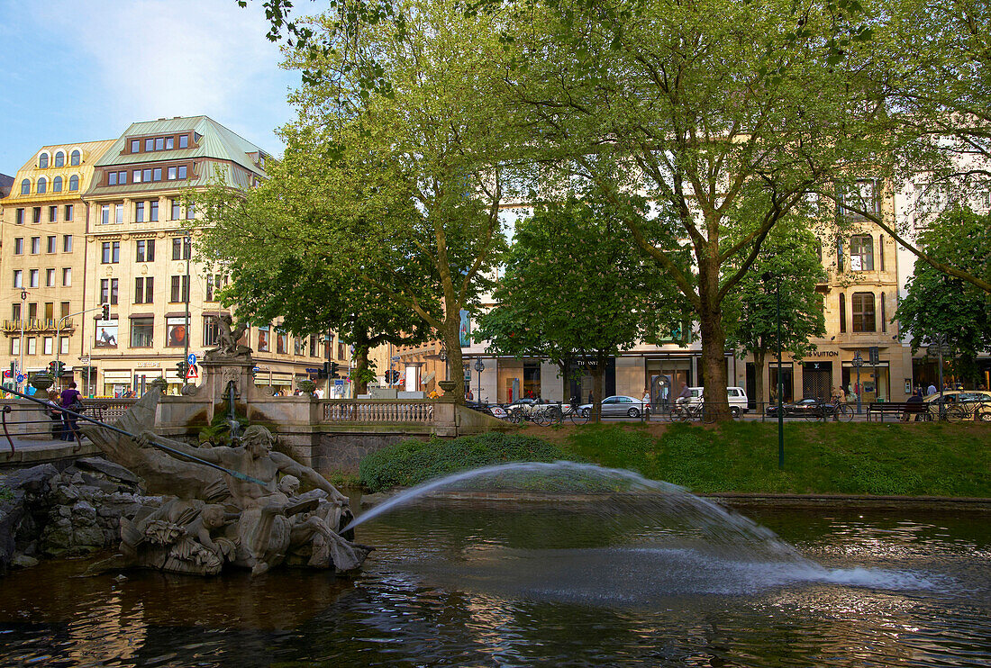 Düssel mit Tritonenbrunnen an der Königsallee in Düsseldorf, Kögraben, Niederrhein, Nordrhein-Westfalen, Deutschland, Europa