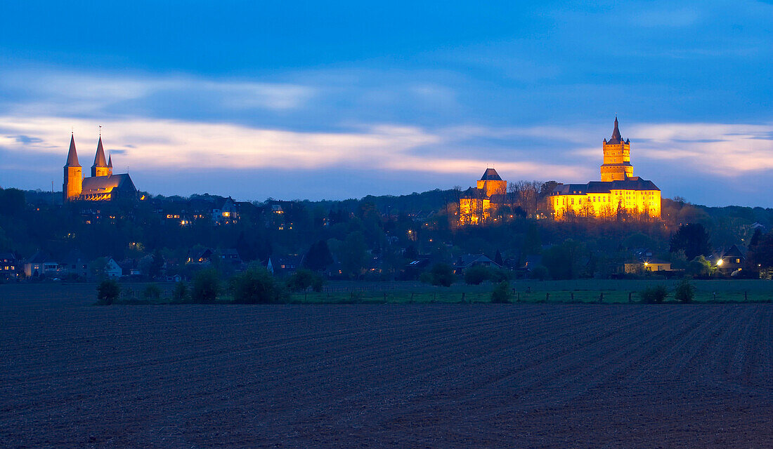 View at Kleve with the Schwanenburg (castle), evening, spring, Niederrhein, North Rhine-Westphalia, Germany, Europe