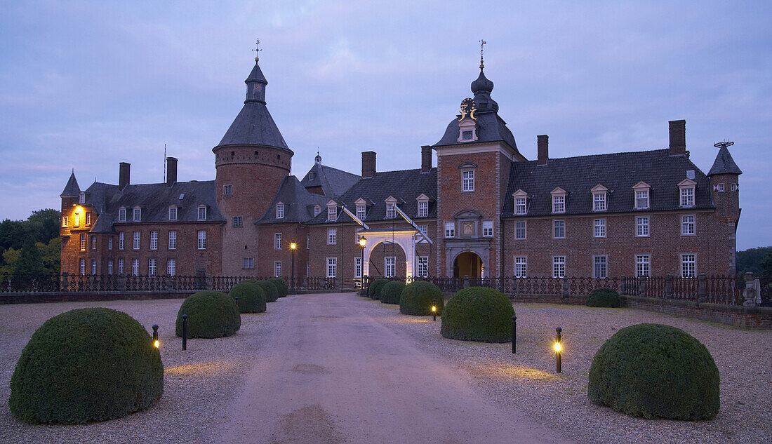 Burg Anholt am Abend, Isselburg, Nordrhein-Westfalen, Deutschland