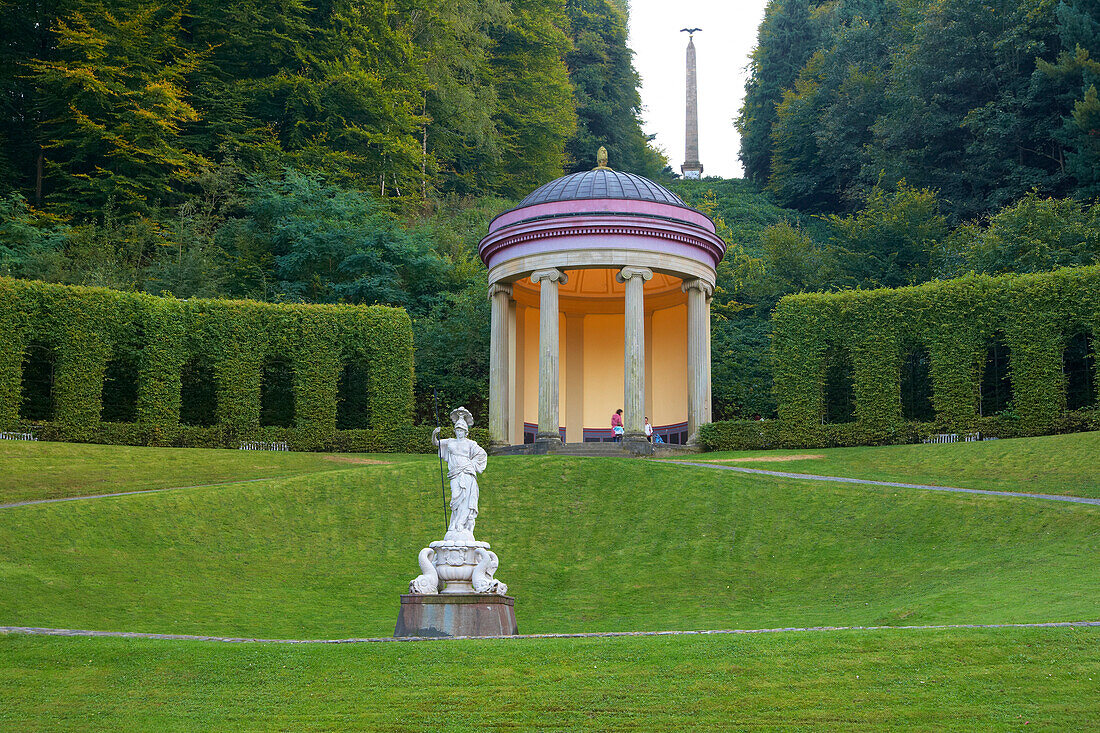 Barocke Gartnanlage von Johann Moritz von Nassau-Siegen, Amphitheater mit Cerestempel und Statue der Göttin Athene, Abend, Kleve, Niederrhein, Nordrhein-Westfalen, Deutschland, Europa