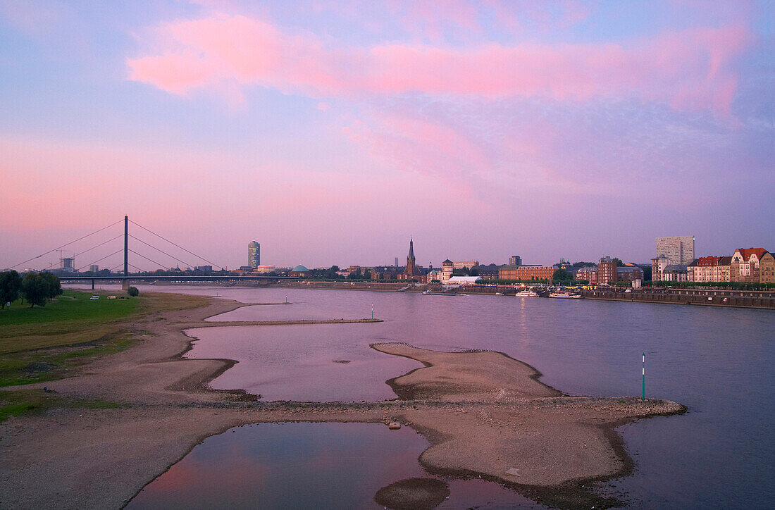 Spätsommer, Abend, Blick von Düsseldorf - Oberkassel auf Düsseldorf mit Schloßufer, Rathausufer, Mannesmannufer, Niederrhein, Nordrhein-Westfalen, Deutschland, Europa