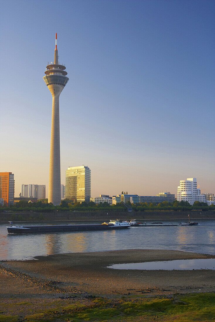 Blick über Rhein auf Rheinturm, Düsseldorf, Nordrhein-Westfalen, Deutschland