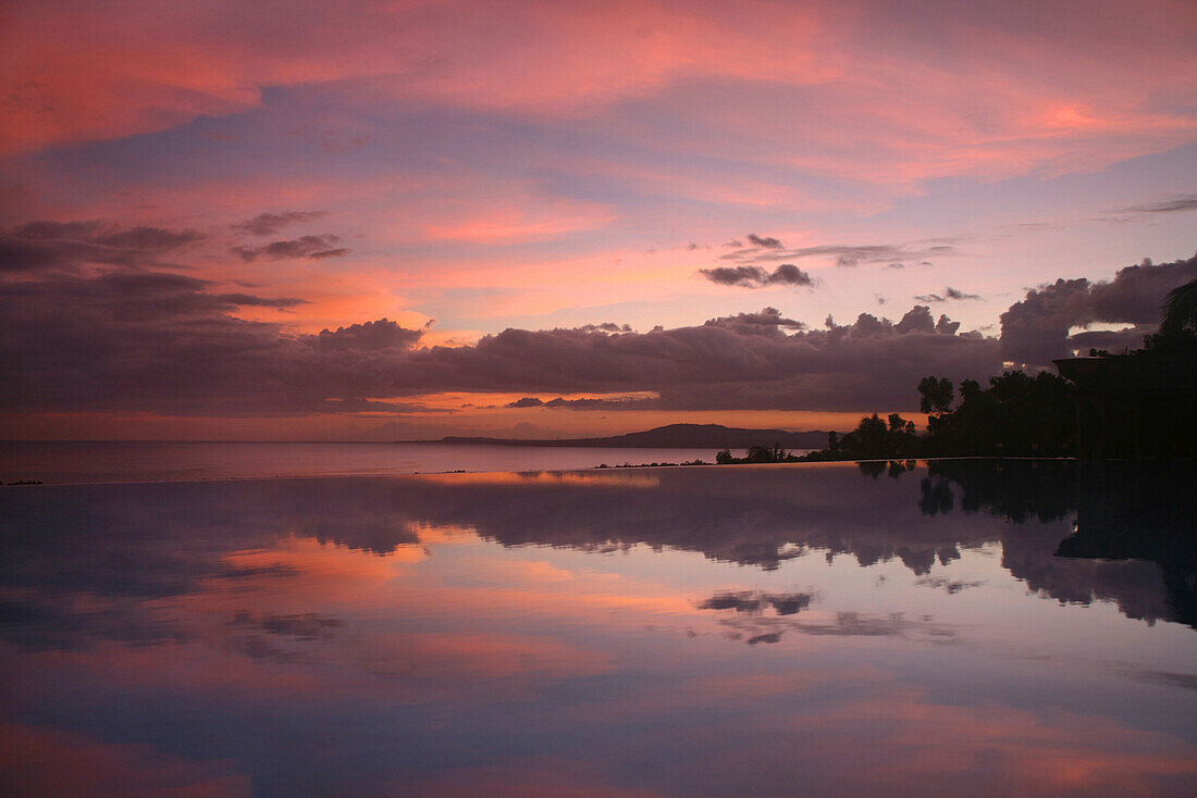 Blick über den Infinity Pool des Peacock Garden Resort am Abend, Baclayon, Bohol, Philippinen, Asien