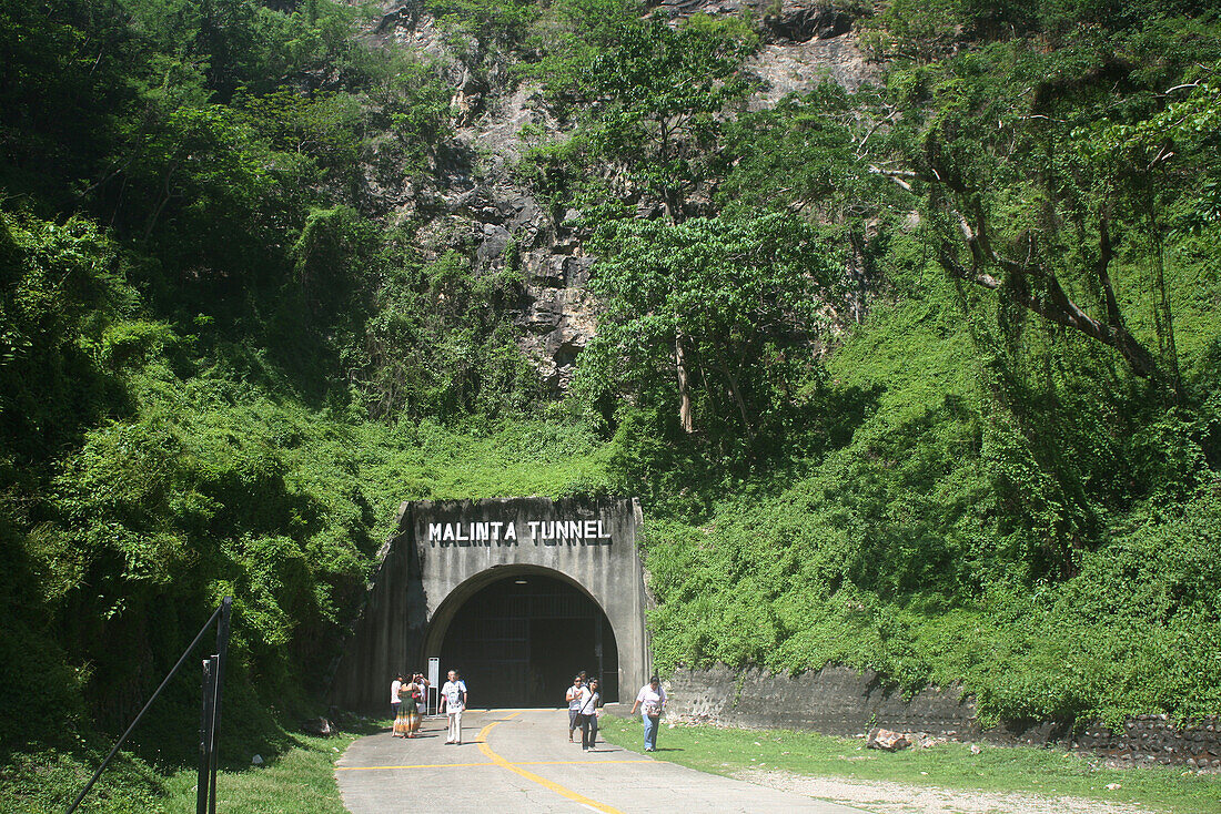 Menschen vor dem Eingang des Malinta Tunnels, Corregidor Island, Manila Bay, Philippinen, Asien