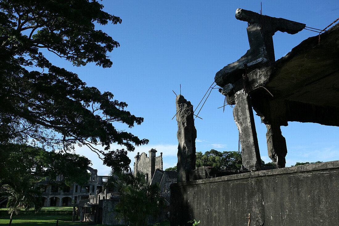 Ruinen von Barracken und einem Theater vor blauem Himmel, Corregidor Island, Manila Bay, Philippinen, Asien